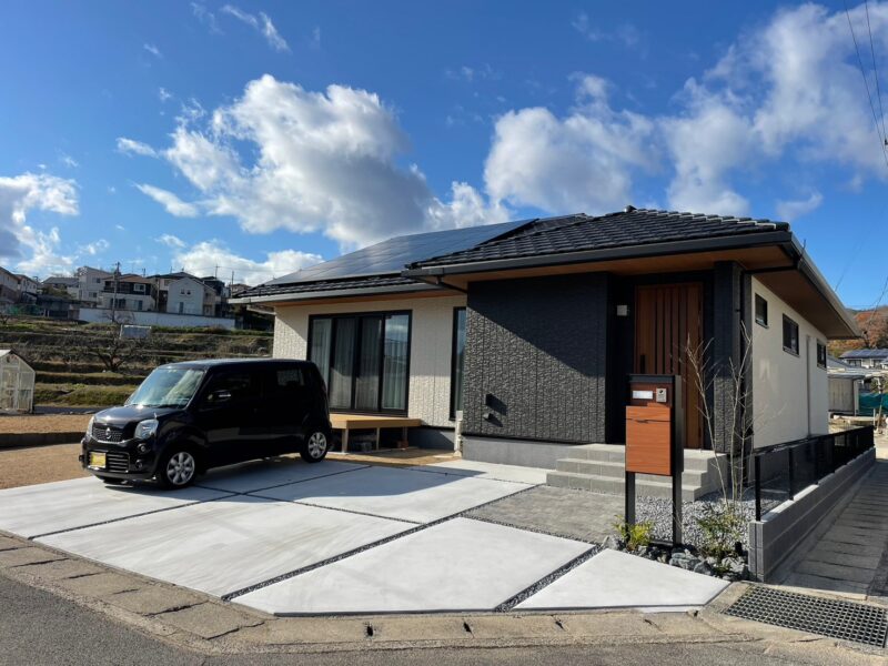 スタイリッシュな平屋と調和するモダン外構